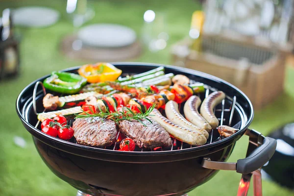 바베큐 야외에서 야채와 맛있는 고기와 소시지를 — 스톡 사진