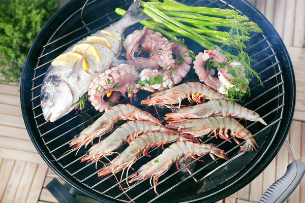 Vista Cerca Deliciosos Mariscos Gambas Pescado Pulpo Ostras Espárragos Cocinando —  Fotos de Stock