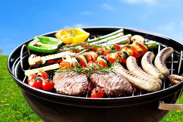 Vue Rapprochée Viande Grillée Des Saucisses Aux Légumes Sur Barbecue — Photo