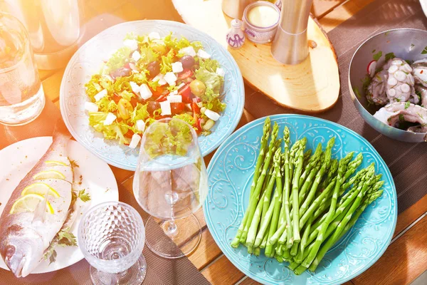 Deliciosa Comida Con Mariscos Ensalada Verduras Mesa Retroiluminado —  Fotos de Stock