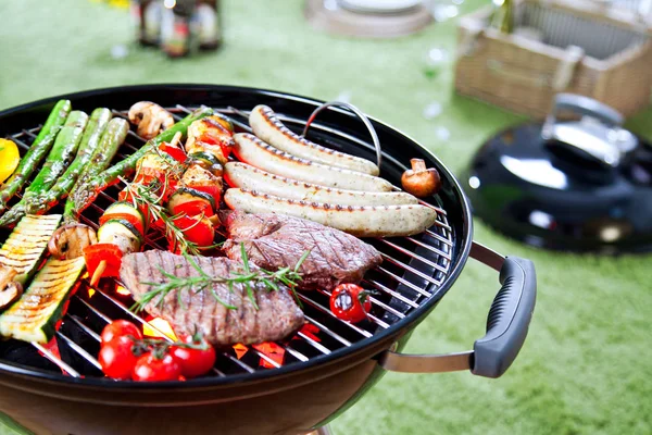 Vista Perto Carne Grelhada Salsichas Com Legumes Sobre Carvão Churrasco — Fotografia de Stock