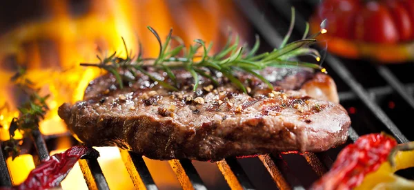 Vista Perto Delicioso Bife Com Alecrim Especiarias Cozinhando Grelha — Fotografia de Stock