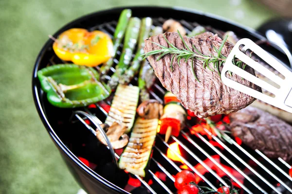 Vista Perto Delicioso Bife Carne Grelhada Variada Salsichas Com Legumes — Fotografia de Stock