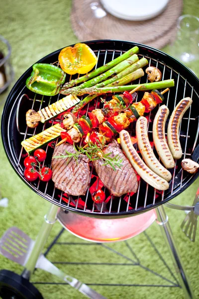 Vista Cerca Una Variedad Carne Parrilla Embutidos Con Verduras Sobre — Foto de Stock