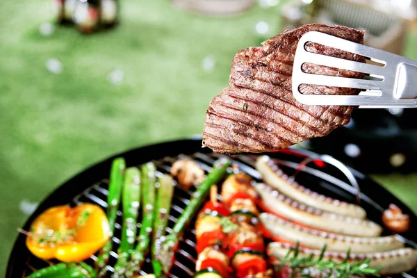 Widok Pyszny Stek Grillowane Mięso Kiełbaski Warzywami Nad Węglem Grillu — Zdjęcie stockowe