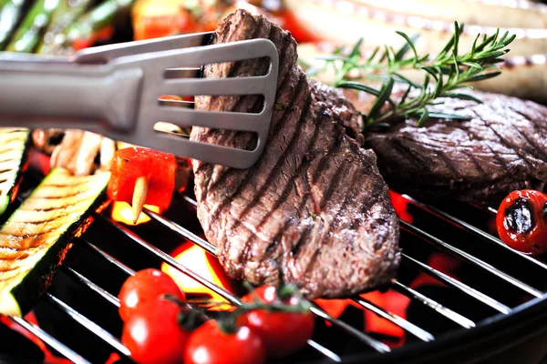 Close View Tongs Steaks Rosemary Sosis Tomatoes Cook Grill — Stok Foto