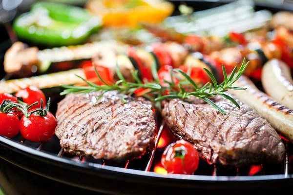 Close Uitzicht Steaks Met Rozemarijn Worstjes Tomaten Koken Grill — Stockfoto