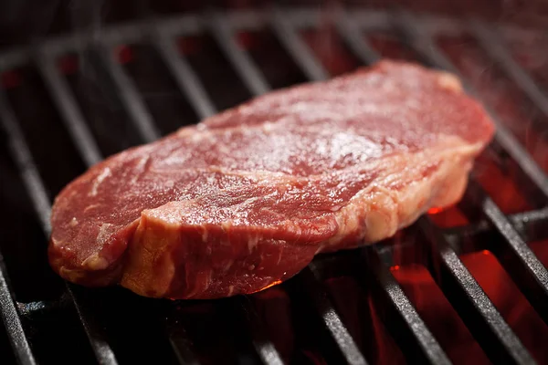 Vista Cerca Del Delicioso Filete Crudo Que Prepara Parrilla — Foto de Stock