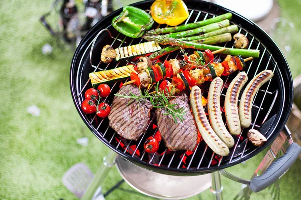 Nahaufnahme Von Leckeren Steaks Und Würstchen Mit Gemüse Über Grillkohle — Stockfoto