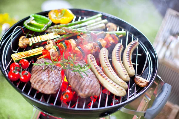 Nahaufnahme Von Leckeren Steaks Und Würstchen Mit Gemüse Über Grillkohle — Stockfoto