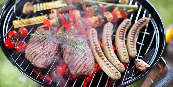 Närbild Biffar Och Korv Med Grönsaker Över Kol Grill — Stockfoto