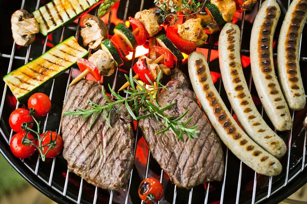 バーベキューで石炭の上に野菜とおいしい焼き肉 ステーキ ソーセージの盛り合わせのトップビュー — ストック写真