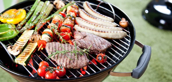 Vista Cerca Una Variedad Deliciosas Carnes Parrilla Embutidos Con Verduras — Foto de Stock