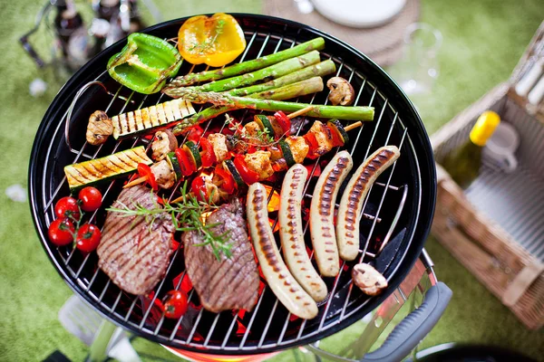 Blick Von Oben Auf Verschiedene Leckere Grillfleisch Und Würstchen Mit — Stockfoto