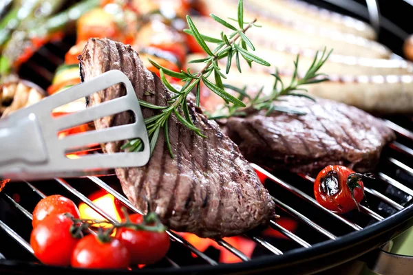 Close View Tongs Steaks Rosemary Sosis Tomatoes Cook Grill — Stok Foto