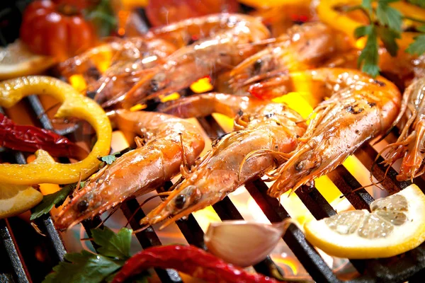 Vista Cerca Deliciosos Langostinos Con Ajo Hierbas Cocinando Parrilla —  Fotos de Stock