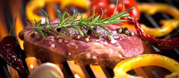 Podrobný Pohled Lahodný Steak Kořením Zeleninou Vaření Grilu — Stock fotografie