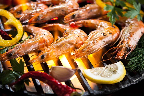 Close Uitzicht Heerlijke Garnalen Met Knoflook Kruiden Koken Grill — Stockfoto