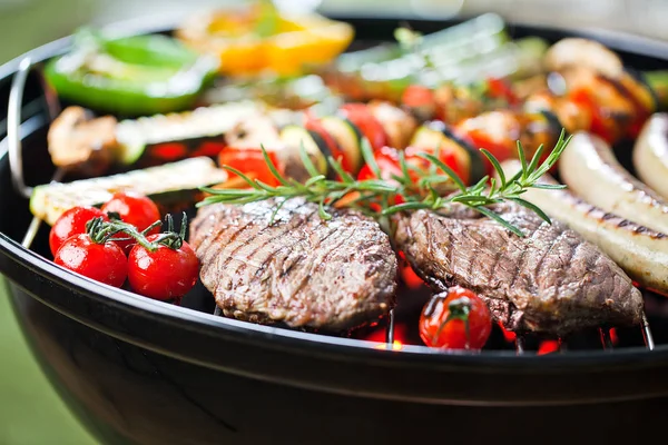 Vue Rapprochée Des Steaks Des Saucisses Des Légumes Sur Gril — Photo