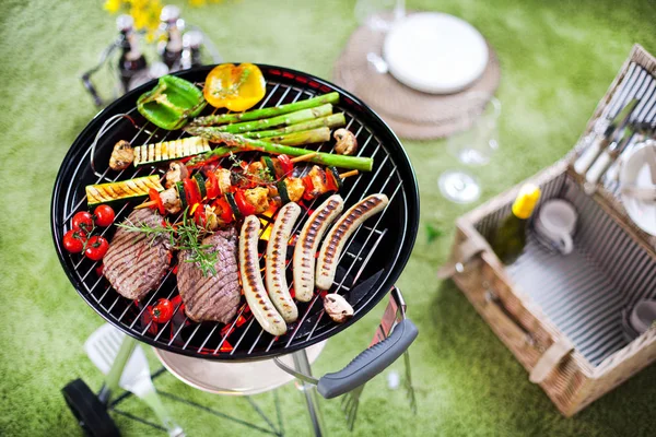 Nahaufnahme Von Gegrillten Steaks Und Würstchen Mit Gemüse Über Grillkohle — Stockfoto