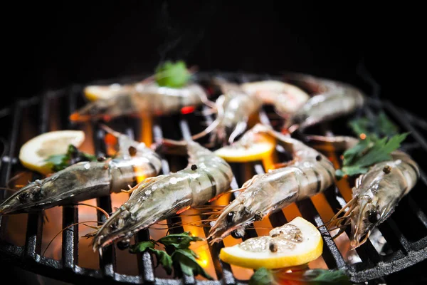 Vista Cerca Deliciosos Langostinos Con Hierbas Cocina Limón Parrilla —  Fotos de Stock