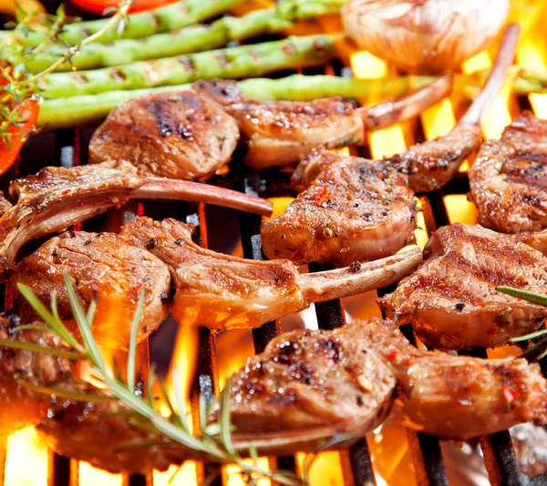 Vista Ravvicinata Deliziose Carni Con Asparagi Rosmarino Arrosto Alla Griglia — Foto Stock