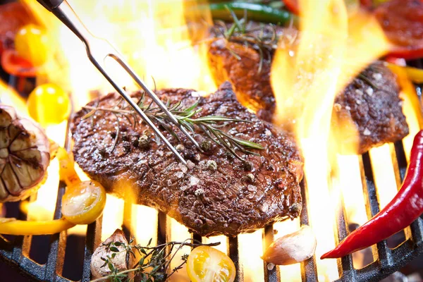 Vista Ravvicinata Deliziose Bistecche Con Rosmarino Aglio Pomodori Peperoni Che — Foto Stock