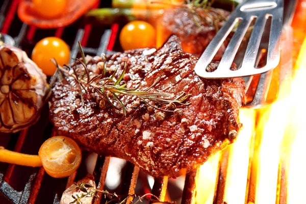 Vista Cerca Sabrosos Filetes Con Romero Tomates Cocinando Parrilla — Foto de Stock