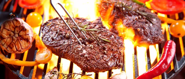 Vista Cerca Deliciosos Filetes Con Verduras Romero Cocinando Parrilla —  Fotos de Stock