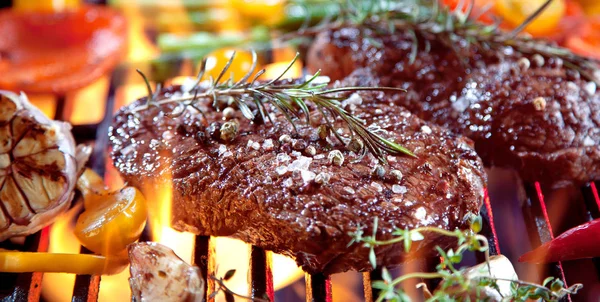 Lezzetli Biftek Biberiye Izgarada Pişirme Sebze Ile Yakından Görmek — Stok fotoğraf