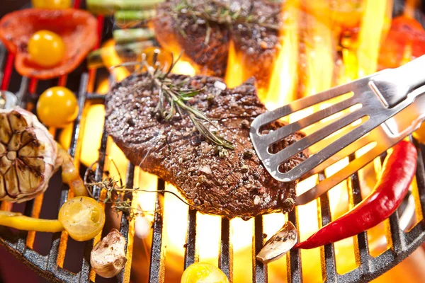 Vista Cerca Sabrosos Filetes Con Romero Verduras Cocinando Parrilla — Foto de Stock