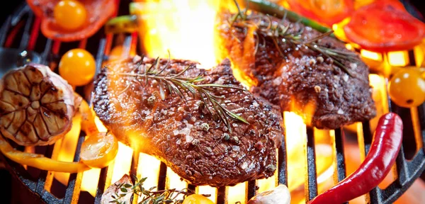 Vista Perto Deliciosos Bifes Com Alecrim Tomate Cereja Pimentas Alho — Fotografia de Stock