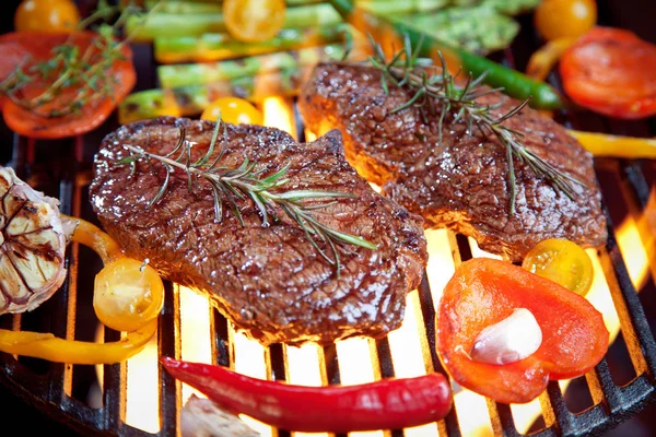 Vista Perto Deliciosos Bifes Com Alecrim Tomate Cereja Pimentas Alho — Fotografia de Stock