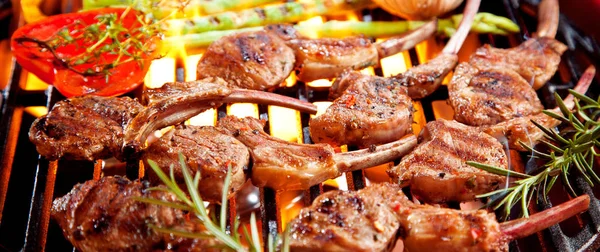 Vista Close Carne Deliciosa Com Espargos Alecrim Cozinhar Grelha — Fotografia de Stock