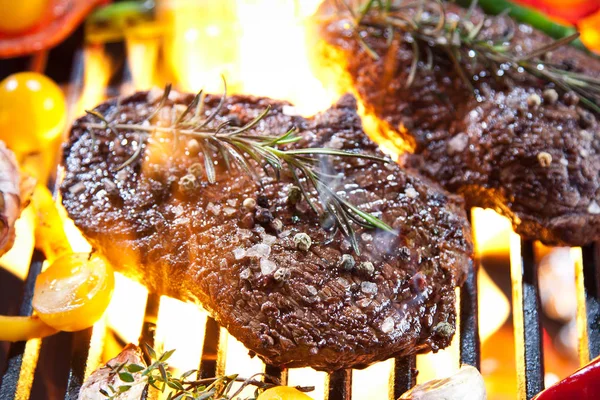 Närbild Läckra Biffar Med Rosmarin Och Grönsaker Matlagning Grillen — Stockfoto