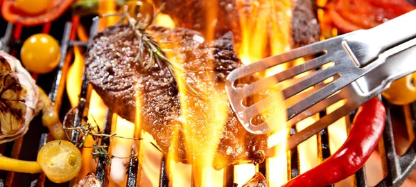 Vista Perto Deliciosos Bifes Com Alecrim Legumes Cozinhando Grelha — Fotografia de Stock