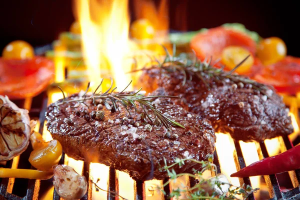 Vista Cerca Deliciosos Filetes Con Romero Verduras Cocinando Parrilla — Foto de Stock