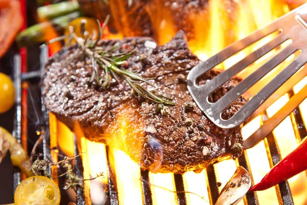 Close Beeld Van Heerlijke Biefstuk Met Rozemarijn Koken Barbecue — Stockfoto