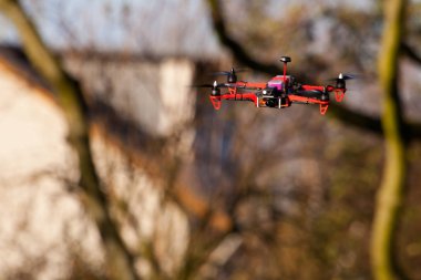 açık havada uçan dijital kamera ile drone quadcopter