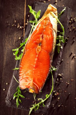 koyu ahşap yüzeyde gurme füme somon üst görünümü