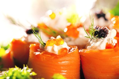 krem peynir ve havyar ile gurme somon rulo yakın çekim görünümü, seçici odak 