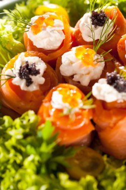 krem peynir, dereotu, siyah ve kırmızı havyar, marul ile lezzetli somon rulo yakın çekim görünümü