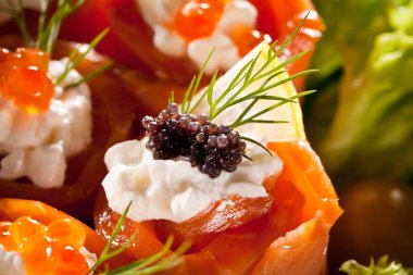 krem peynir ve havyar ile gurme somon rulo, yakın çekim görünümü 