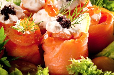 krem peynir, havyar ve otlar ile lezzetli somon rulo yakın çekim görünümü 