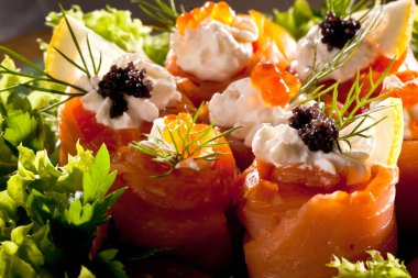 krem peynir, havyar ve otlar ile lezzetli somon rulo yakın çekim görünümü 