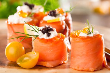 krem peynir, dereotu ve havyar ile gurme somon rulo yakın çekim görünümü