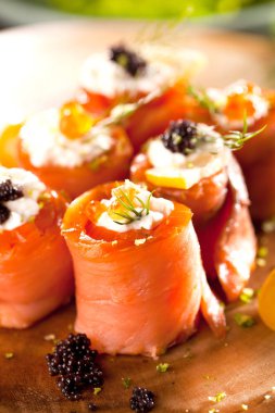 krem peynir, dereotu ve havyar ile lezzetli somon rulo yakın çekim görünümü, seçici odak 
