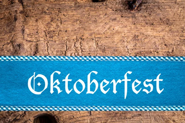 Vista Superior Tela Azul Con Inscripción Oktoberfest Sobre Fondo Madera — Foto de Stock