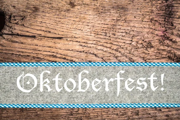 Vista Superior Tela Gris Con Inscripción Oktoberfest Sobre Fondo Madera — Foto de Stock