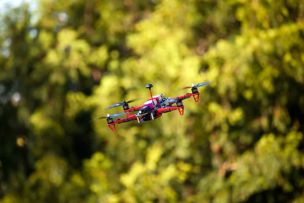 açık havada uçan dijital kamera ile modern drone quadcopter
